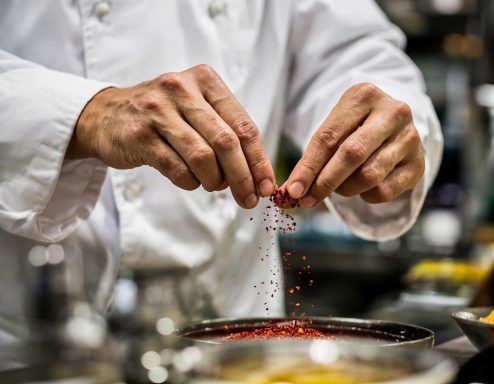 Chef cuisinant avec du piment d'Espelette AOP — produit Loratu